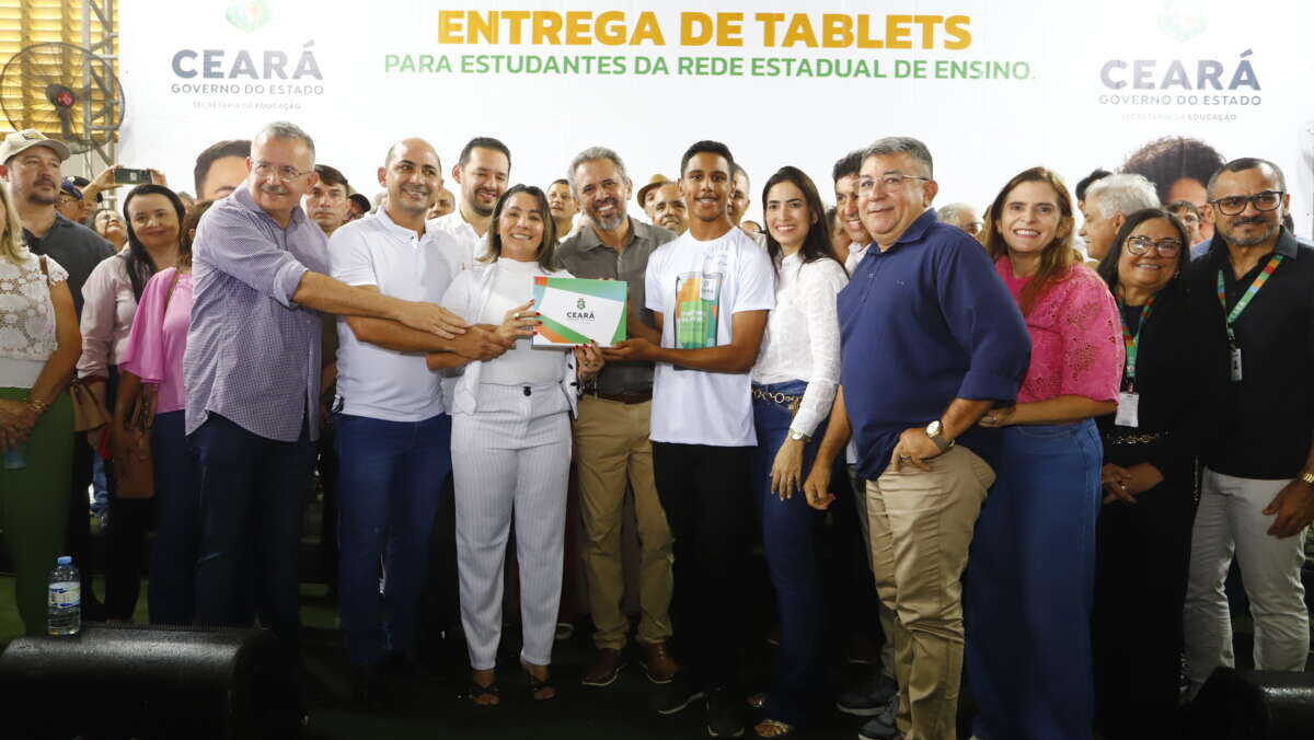 Governador Elmano entrega tablets e inaugura CEI e Cras em Lavras da Mangabeira