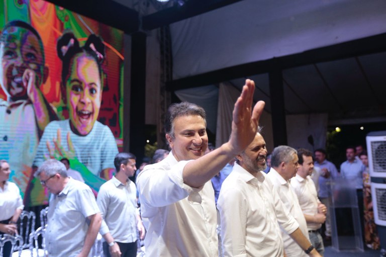 Camilo Santana entrega obras e anuncia investimentos na educação do Cariri