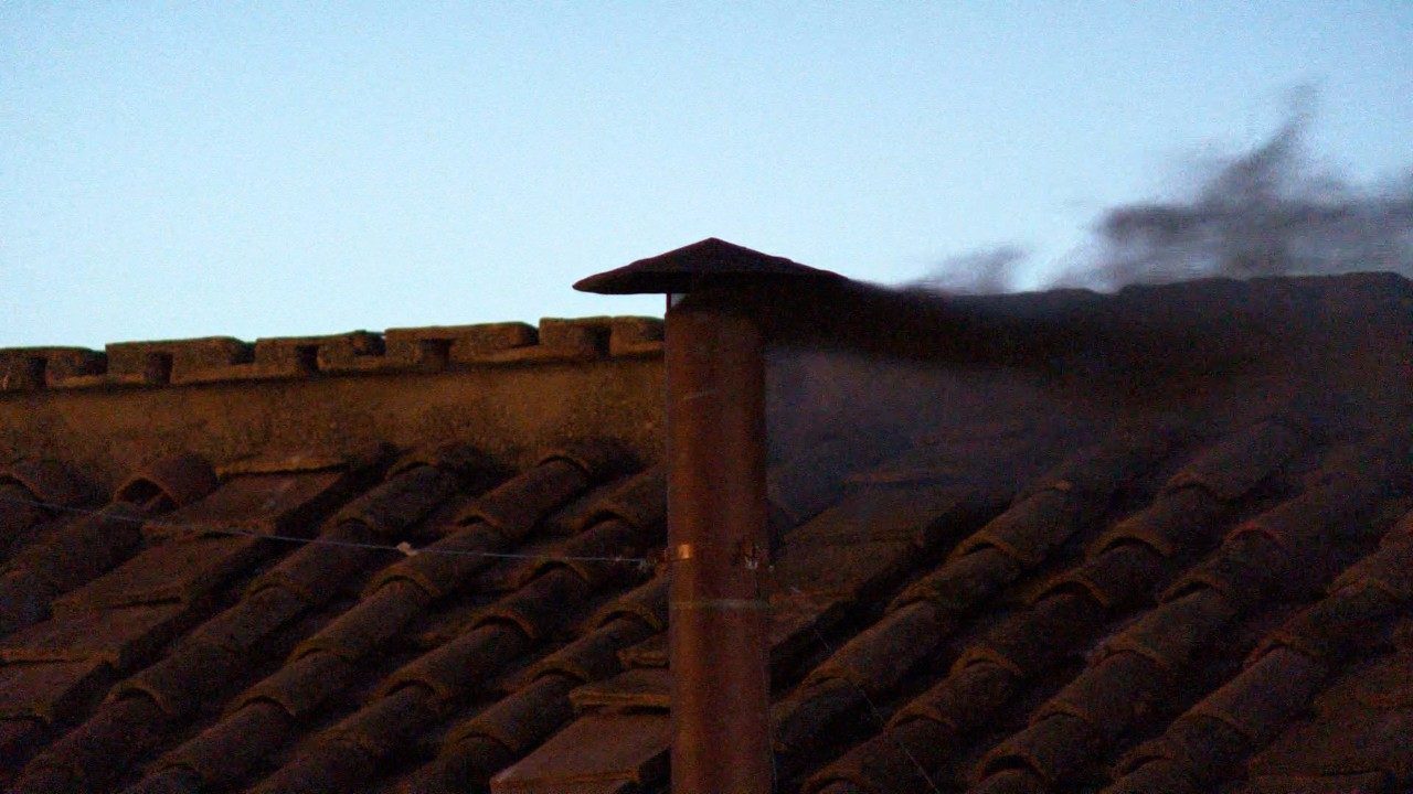 Fumaça preta: cardeais ainda não escolheram papa