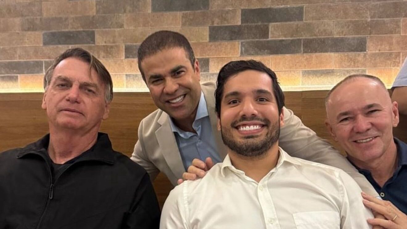 Vereador Julierme Sena presenteia Bolsonaro com relógio durante jantar em Fortaleza