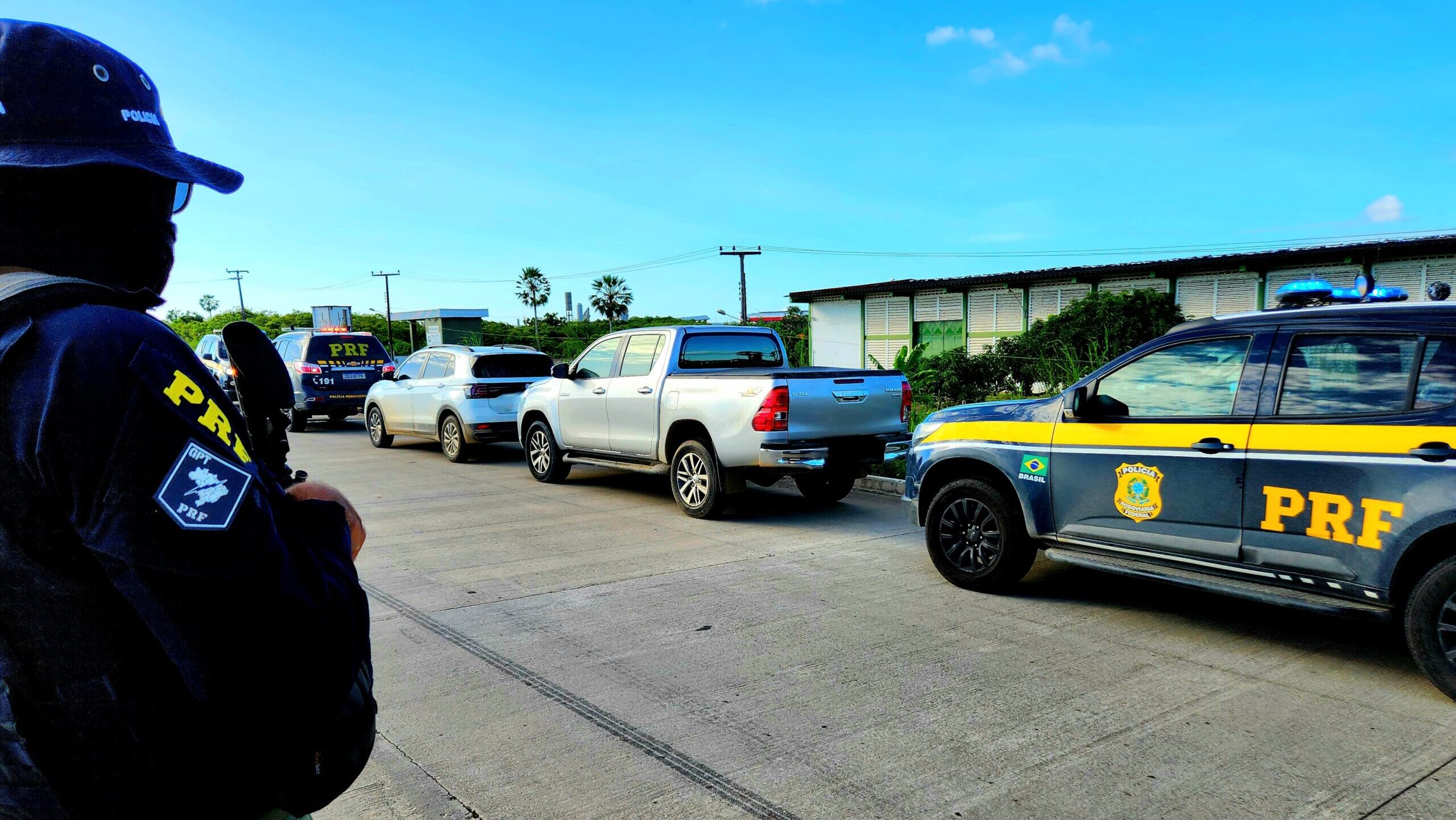 Dois homens são presos pela PRF com veículos de luxo roubados na BR-222, em Caucaia