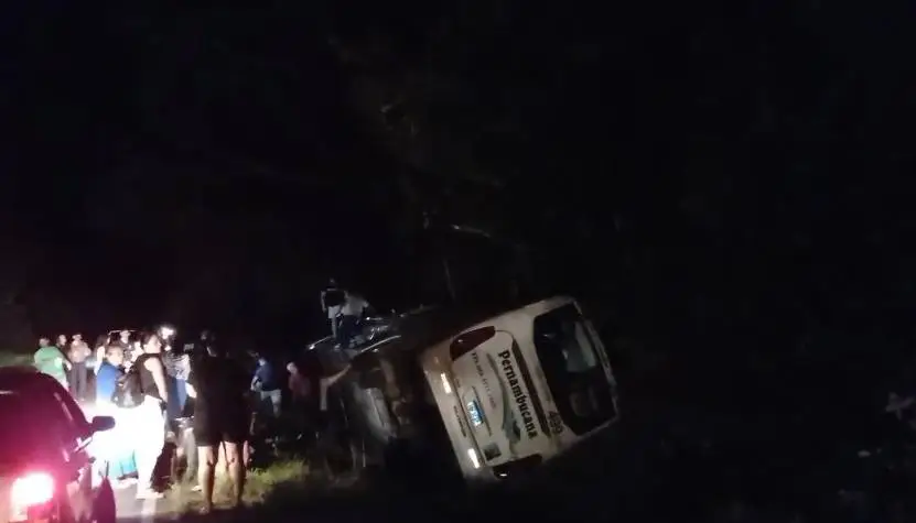 Acidente com ônibus deixa 3 pessoas gravemente feridas em Crato