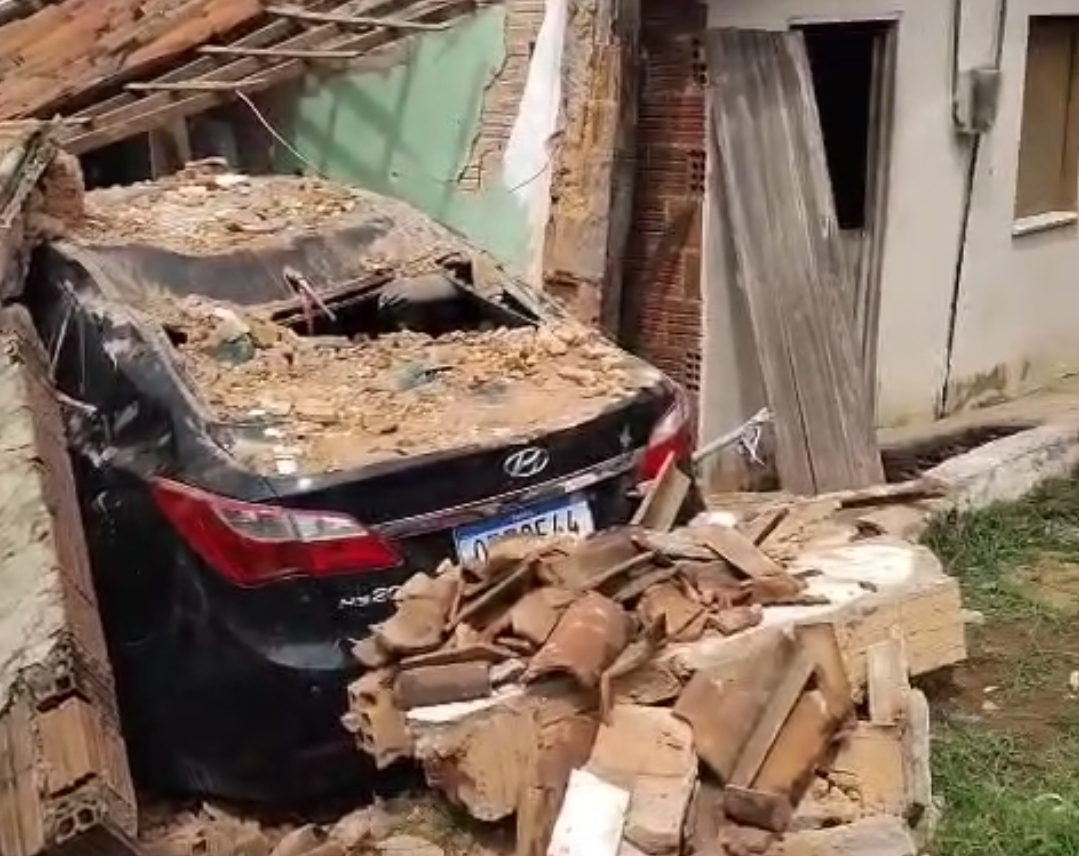 Carro desgovernado invade casa e deixa dois feridos