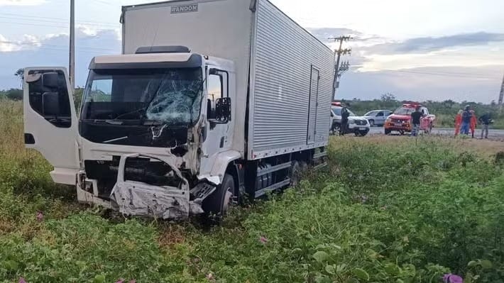 Colisão entre caminhão e ambulância deixa quatro mortos em Itapipoca