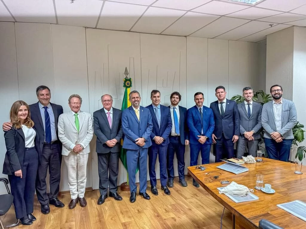 Elmano avança em negociação para instalação de empreendimento de R$ 18 bilhões no Pecém