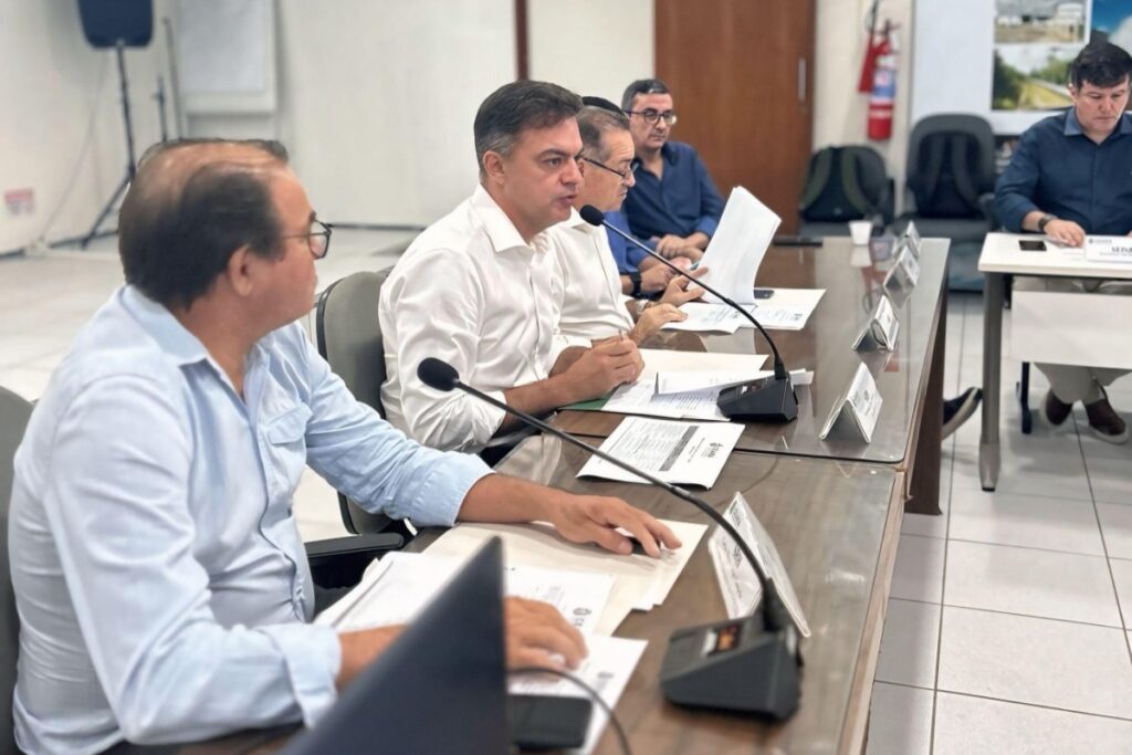 Secretário da SRH, Fernando Santana (ao centro)