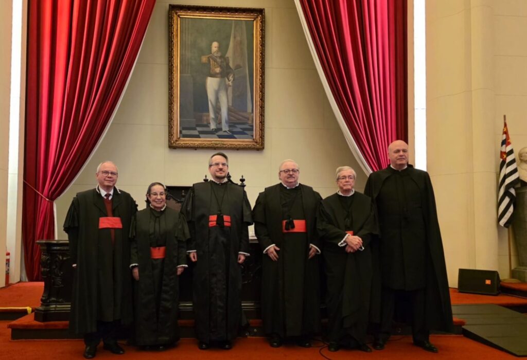 Otávio Luiz Rodrigues Júnior é o terceiro da esquerda para a direita