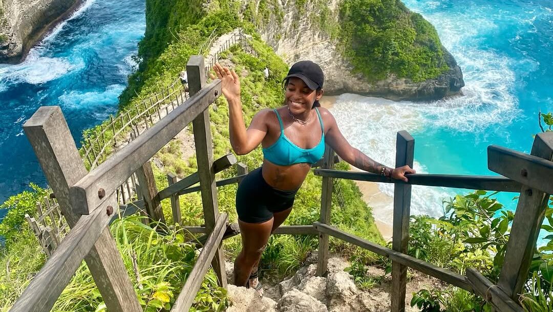 Brasileira que caiu em trilha de vulcão na Indonésia é encontrada morta