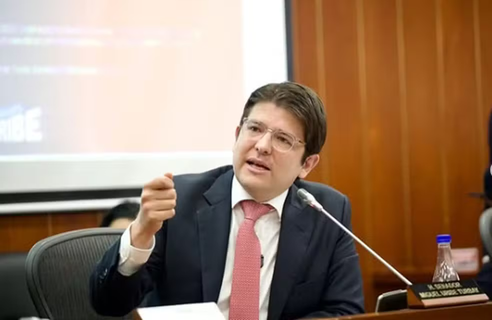 Senador e pré-candidato à presidência da Colômbia é baleado durante ato político em Bogotá