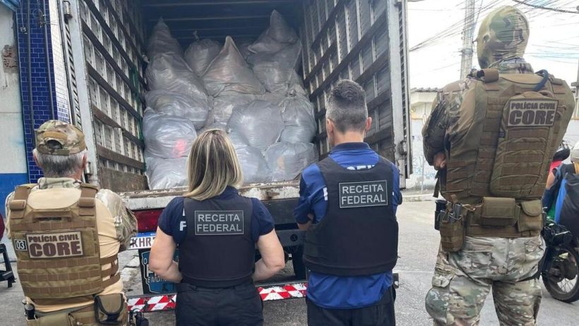 Receita Federal apreende 117 sacos com camisas de times nacionais e internacionais falsificadas