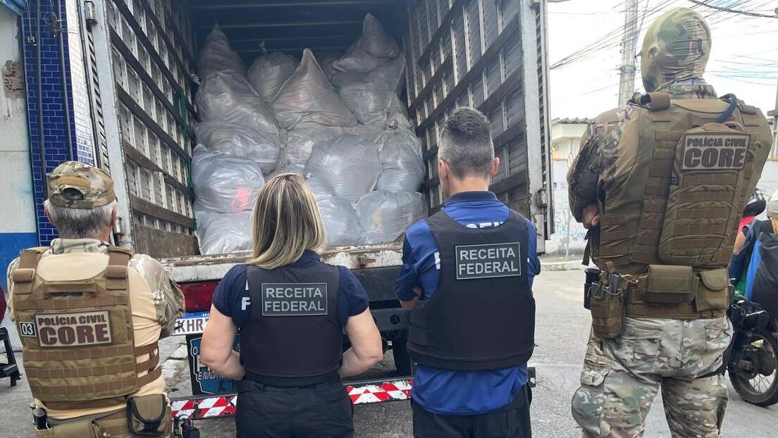Receita Federal apreende 117 sacos com camisas de times nacionais e internacionais falsificadas