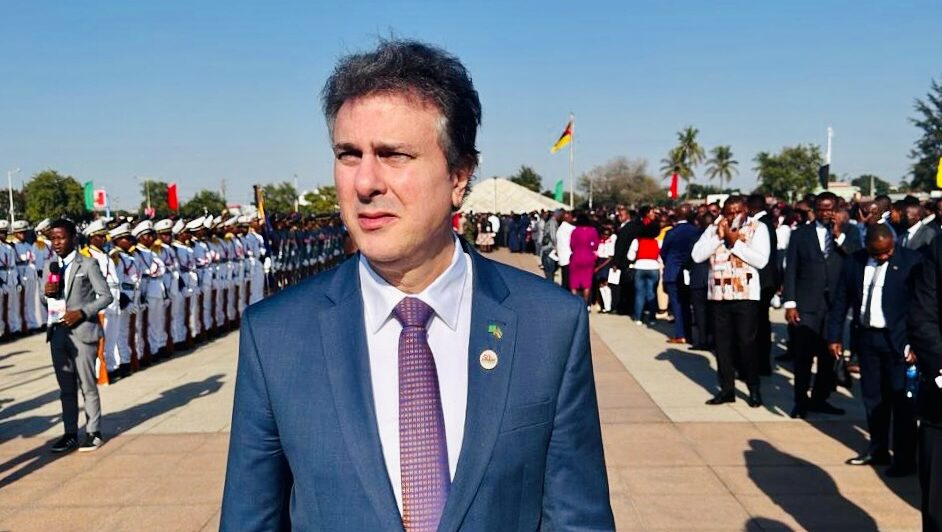 Camilo Santana representa Lula nos 50 anos de independência de Moçambique