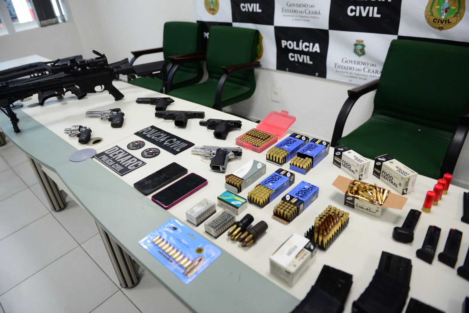 Operação apreende arsenal e prende 3 pessoas envolvidas com o tráfico de armas
