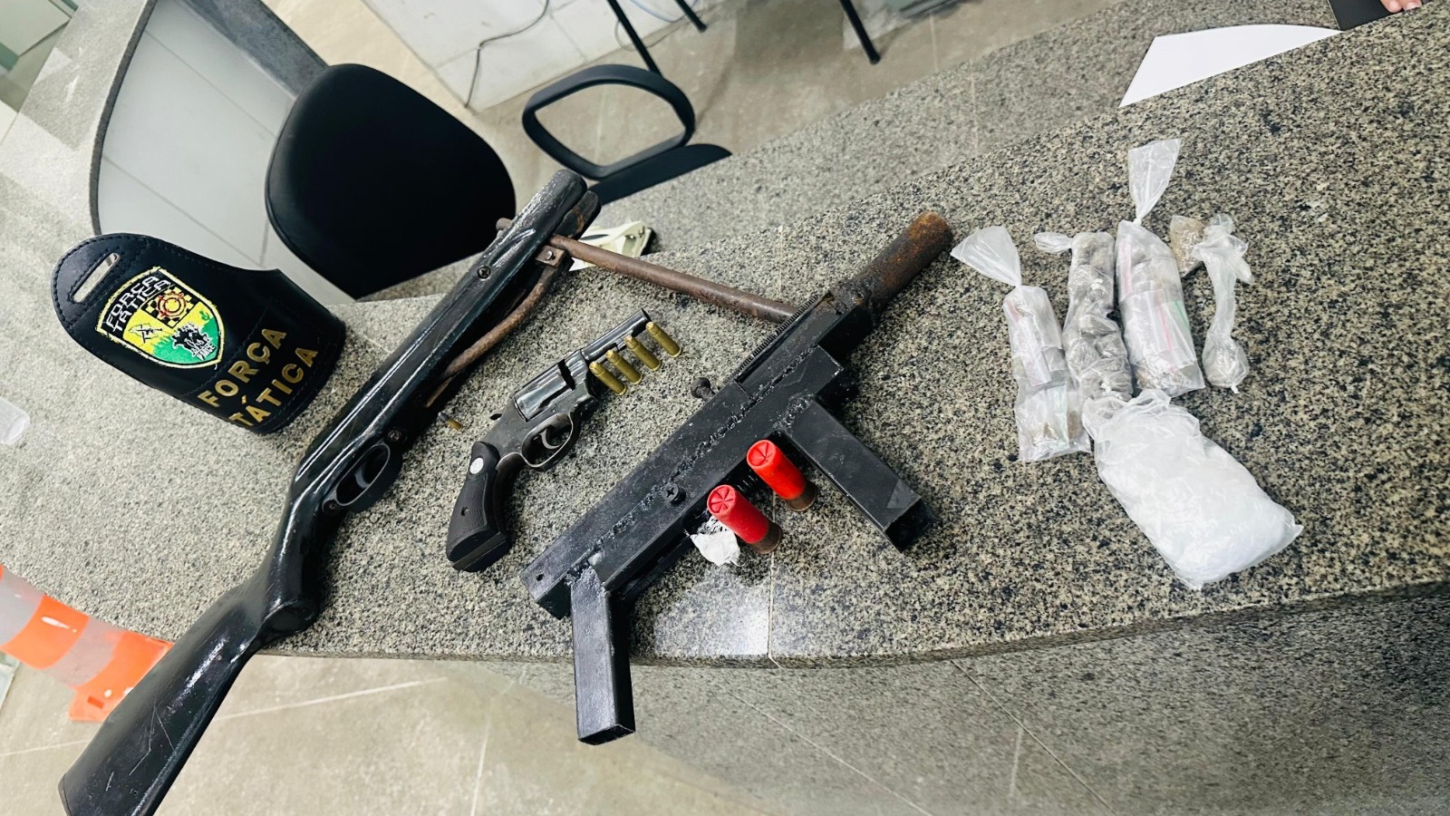 Polícia Militar apreende armas, munições e drogas em imóvel de Horizonte