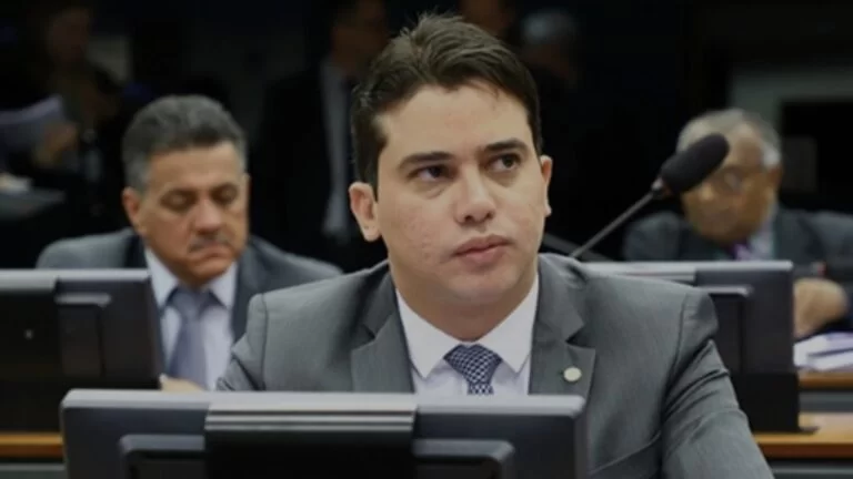 Júnior Mano insiste em candidatura ao Senado e enfrenta Camilo Santana
