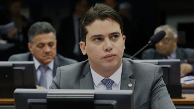 Júnior Mano reafirma candidatura ao Senado e reúne prefeitos durante evento em Nova Russas