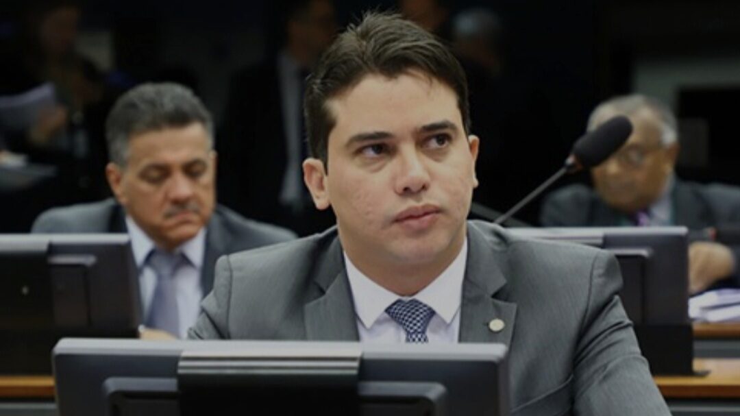 Júnior Mano reafirma candidatura ao Senado e reúne prefeitos durante evento em Nova Russas