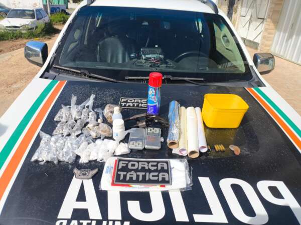 PM apreende de arma, drogas e balanças no bairro Granja Lisboa, em Fortaleza