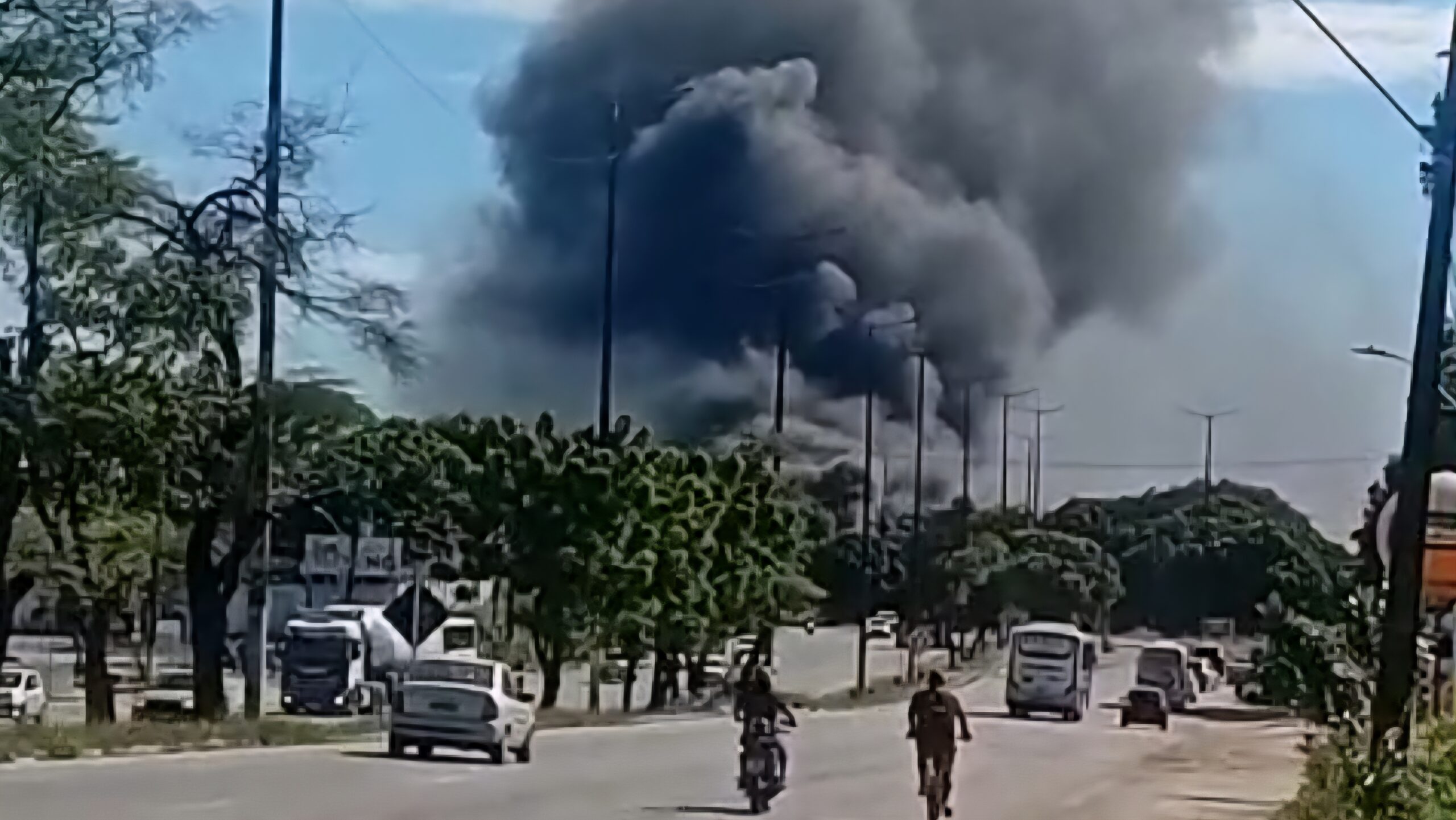 Incêndio destrói galpão de reciclagem em Caucaia