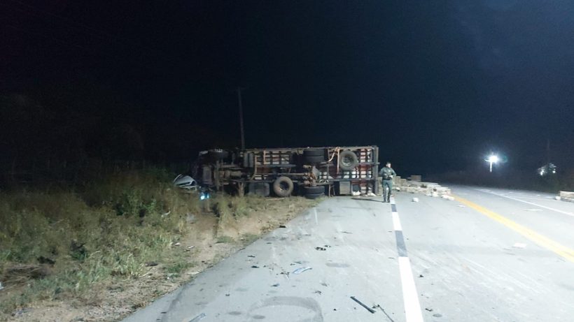 Seis pessoas morrem em acidente entre carro e caminhão no interior do Ceará