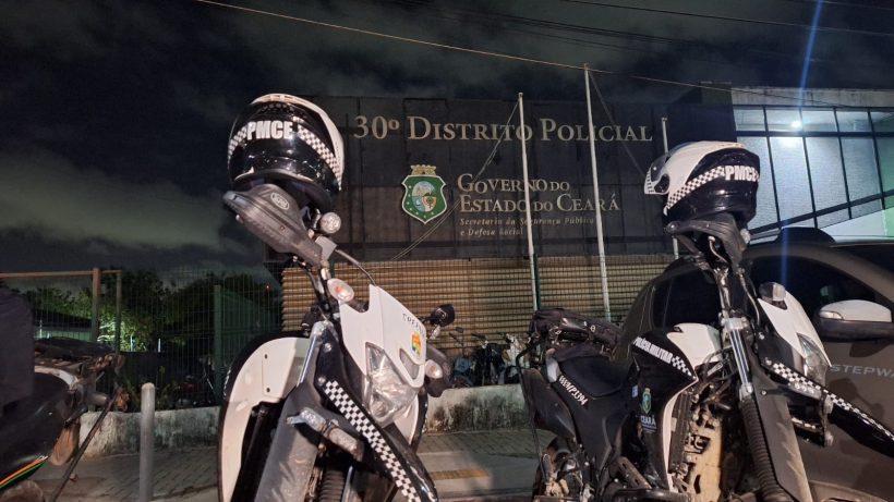 Tornozelado é flagrado com drogas e tenta subornar policiais