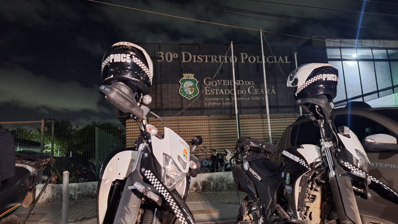 Tornozelado é flagrado com drogas e tenta subornar policiais