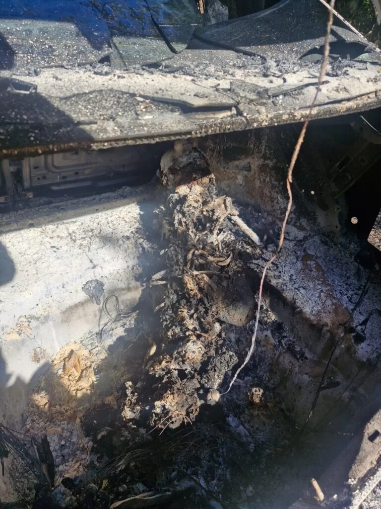 Corpo carbonizado é encontrado dentro de porta-malas de carro em Aquiraz
