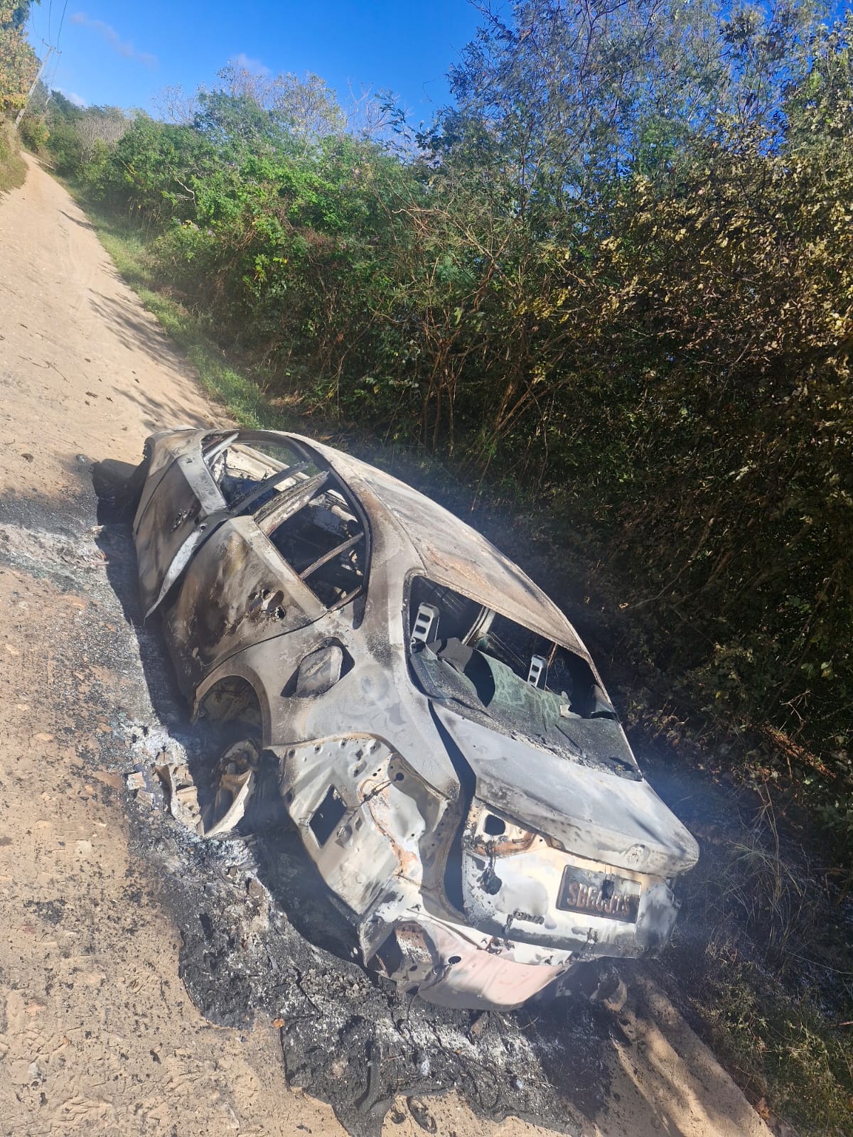 Corpo carbonizado é encontrado dentro de porta-malas de carro em Aquiraz