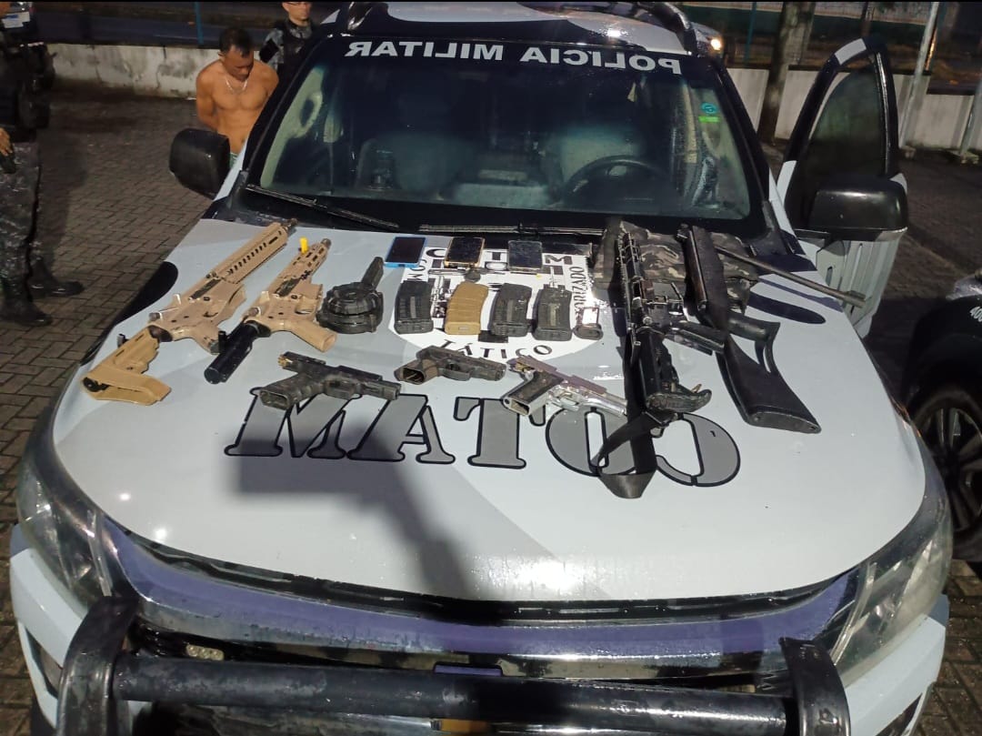 PM interrompe tiroteio, prende 5 e apreende 7 armas de fogo