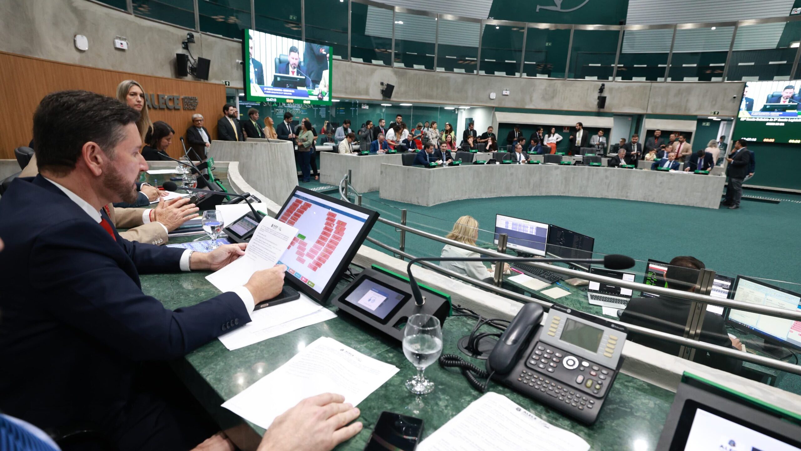 Alece aprova manifesto em defesa do Brasil e da soberania nacional; 08 votos contrários