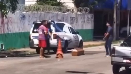 Carro de funerária deixa caixão cair a caminho do velório, em Fortaleza