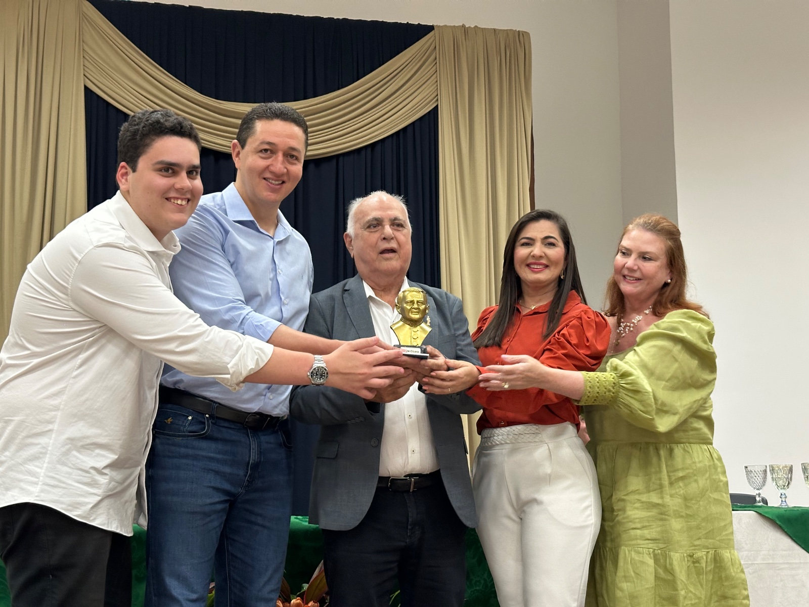 Roberto Pessoa é homenageado em Juazeiro por trabalho pelo município