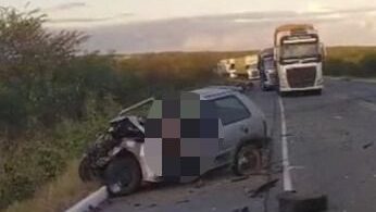 Motorista de carro de passeio morre após colidir com carreta na BR-116