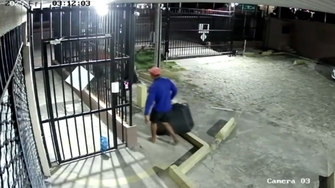 Criminosos invadem apartamento de idoso e roubam R$ 10 milhões em joias