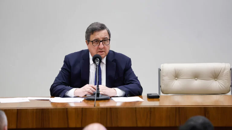 Danilo Forte participa de audiência na Alece sobre fraudes no INSS