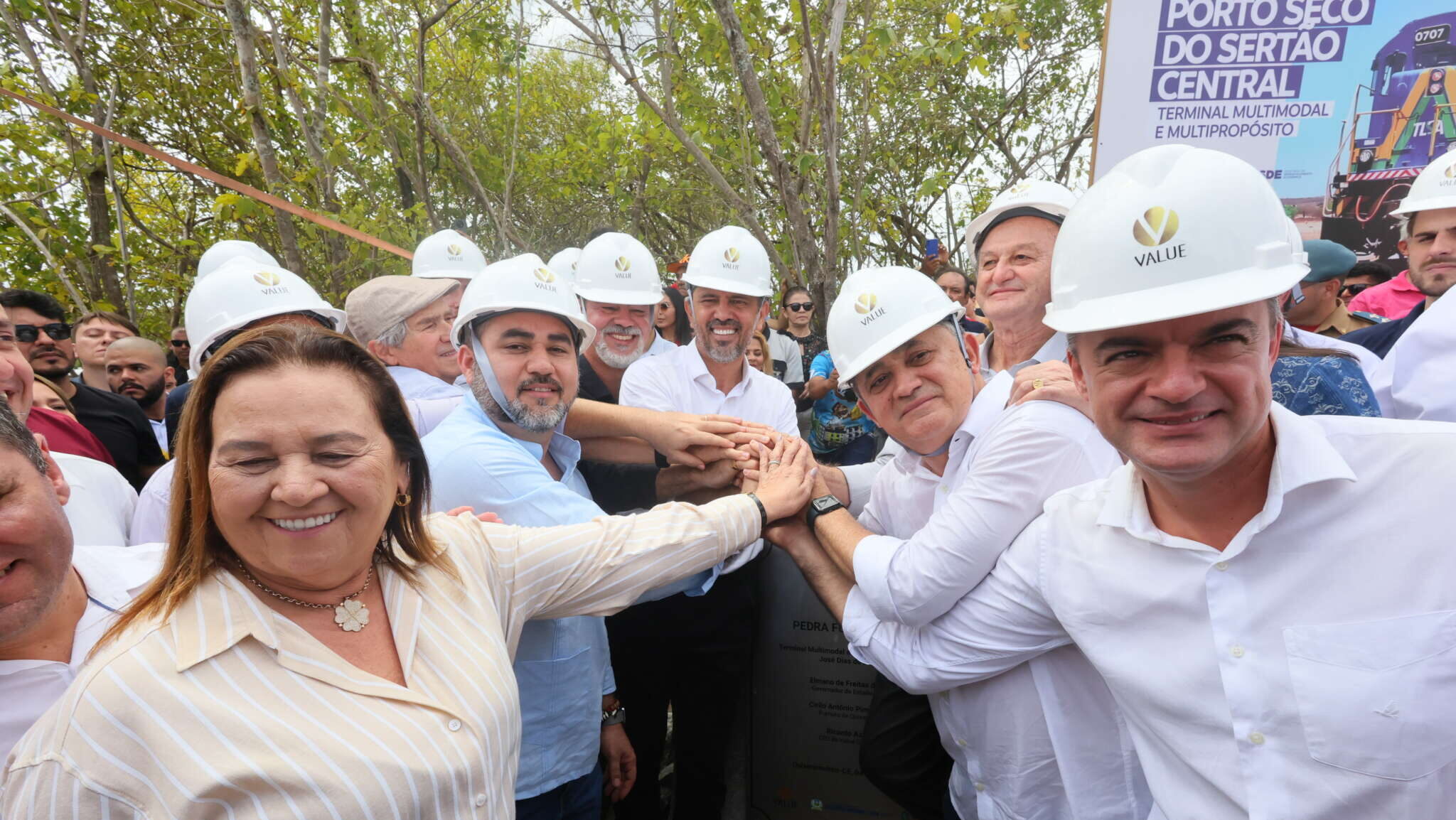 Governador Elmano lança pedra fundamental do porto seco em Quixeramobim