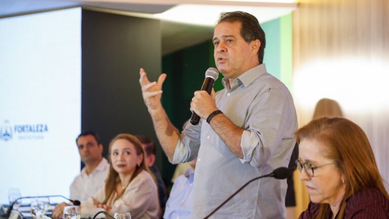 Prefeito Evandro sanciona reajuste de 5,4% no piso dos professores da rede pública de Fortaleza