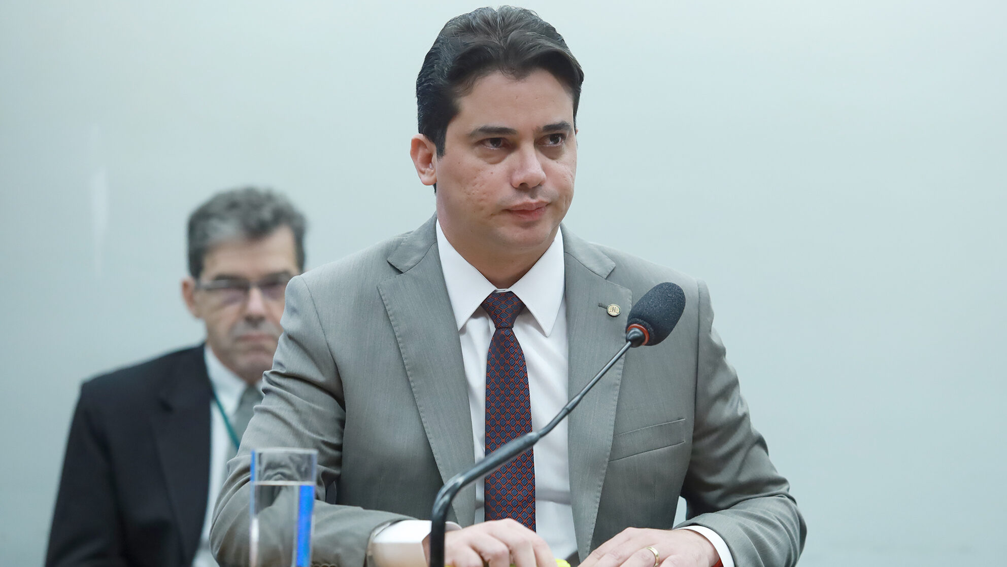 Júnior Mano nega envolvimento em fraudes e defende atuação parlamentar
