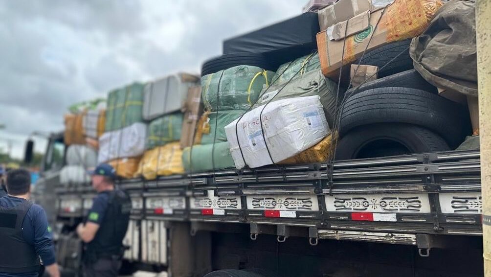 PRF e RFB intercepta caminhão com drogas, armas e mercadorias falsificadas em Morada Nova