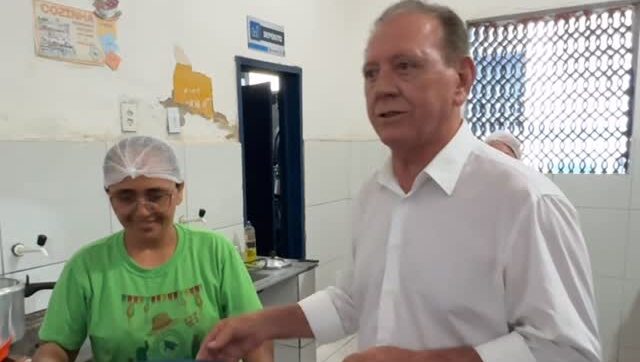 Prefeito de Acopiara acompanha retorno às aulas na rede municipal