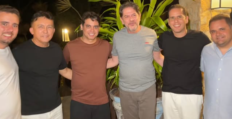 Cid Gomes reafirma apoio a Júnior Mano ao Senado durante o Chitão de Marco