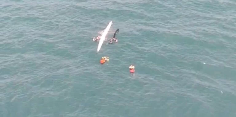 Seis pessoas são resgatadas após canoa havaiana ficar à deriva em Caucaia