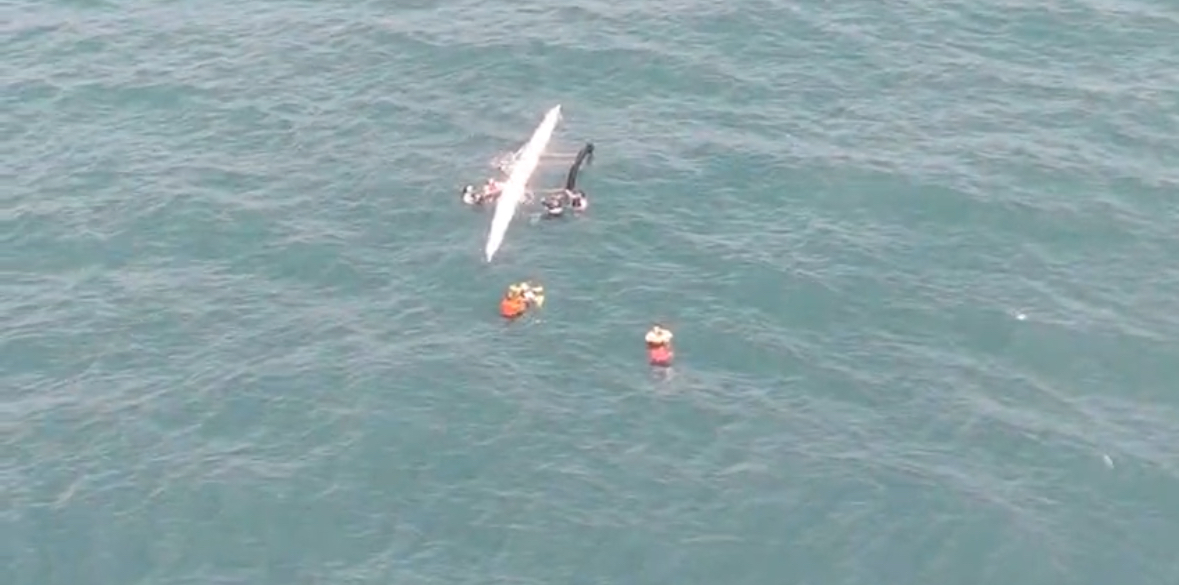 Seis pessoas são resgatadas após canoa havaiana ficar à deriva em Caucaia