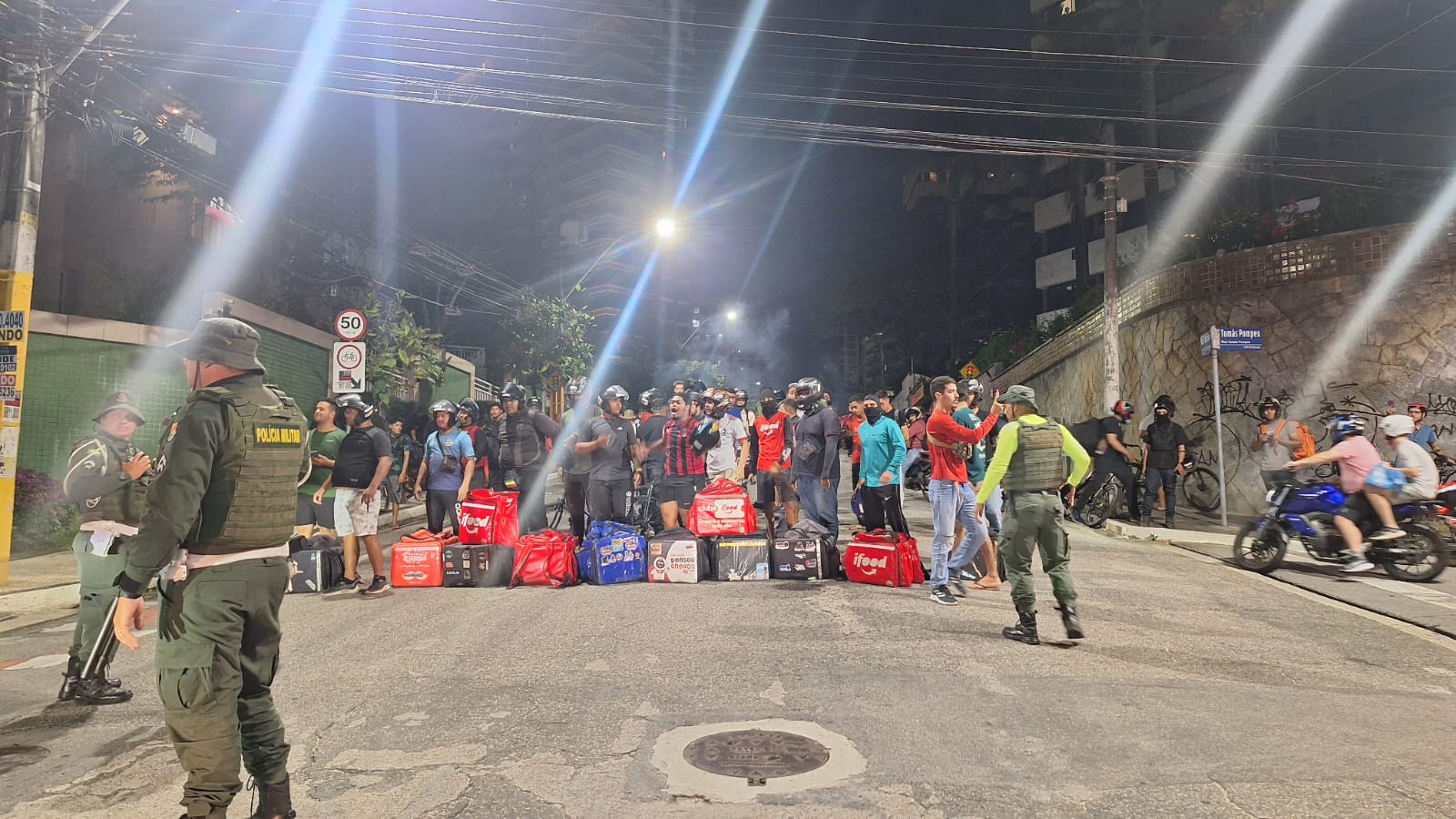 Motociclistas realizam protesto após agressão a entregador