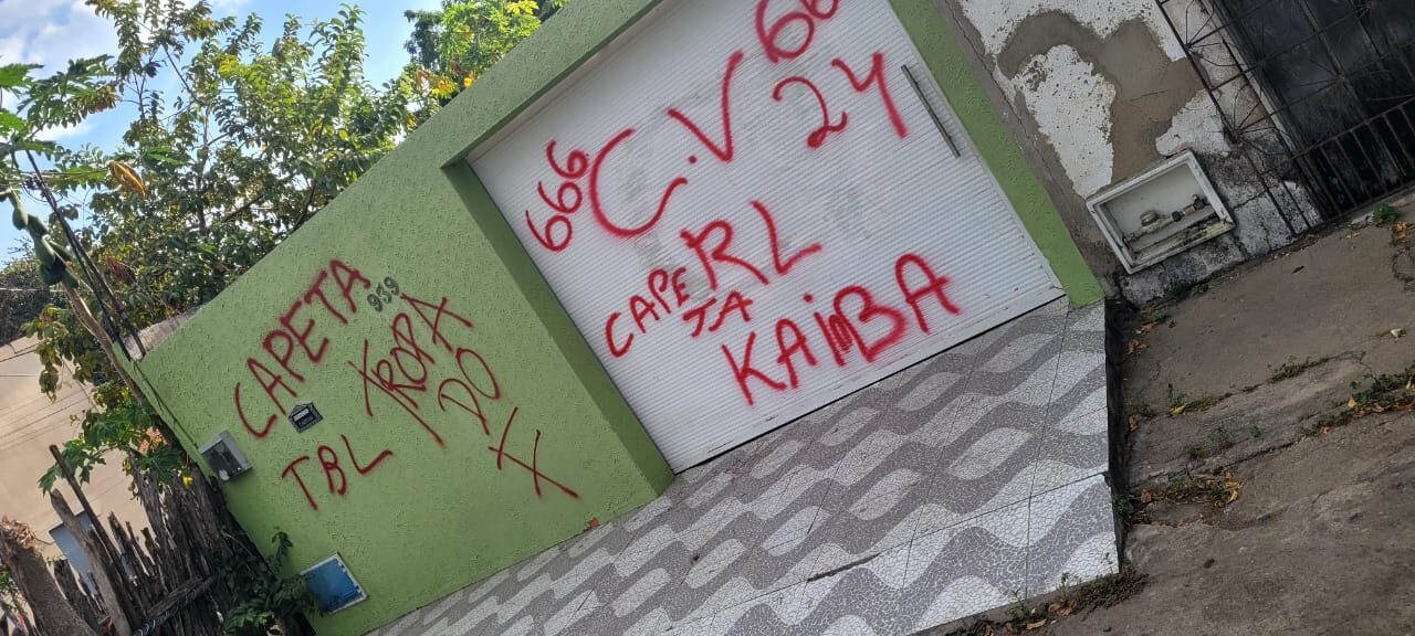 Comando Vermelho picha residências e eleva clima de tensão em Várzea Grande, Sobral