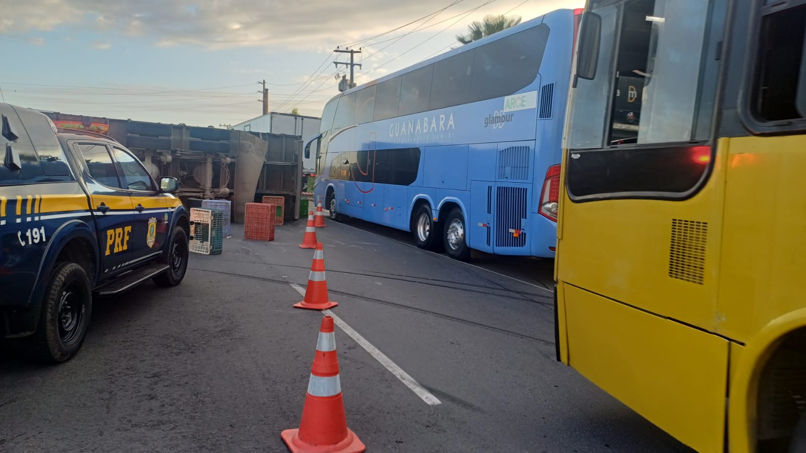 Carreta tomba na BR-116 em Aquiraz e causa bloqueio parcial da rodovia