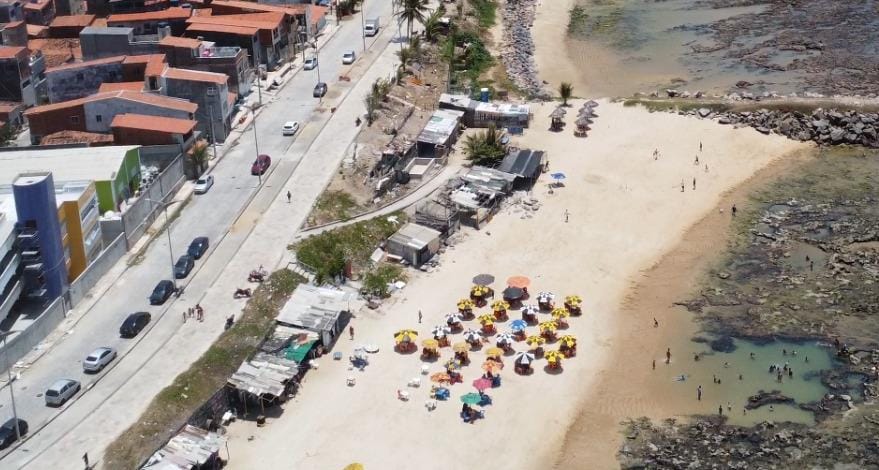 Agefis realiza demolição de estruturas irregulares no calçadão do Pirambu