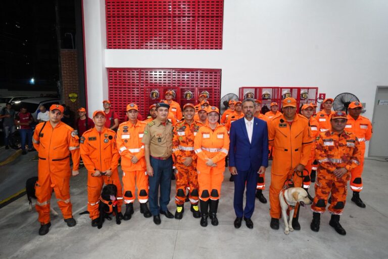 Elmano de Freitas anuncia concurso público com 50 vagas para oficiais do Corpo de Bombeiros