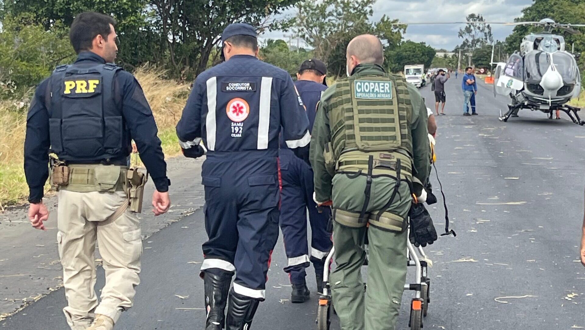 Homem sofre fraturas após colidir na traseira de caminhão na BR-116, em Brejo Santo