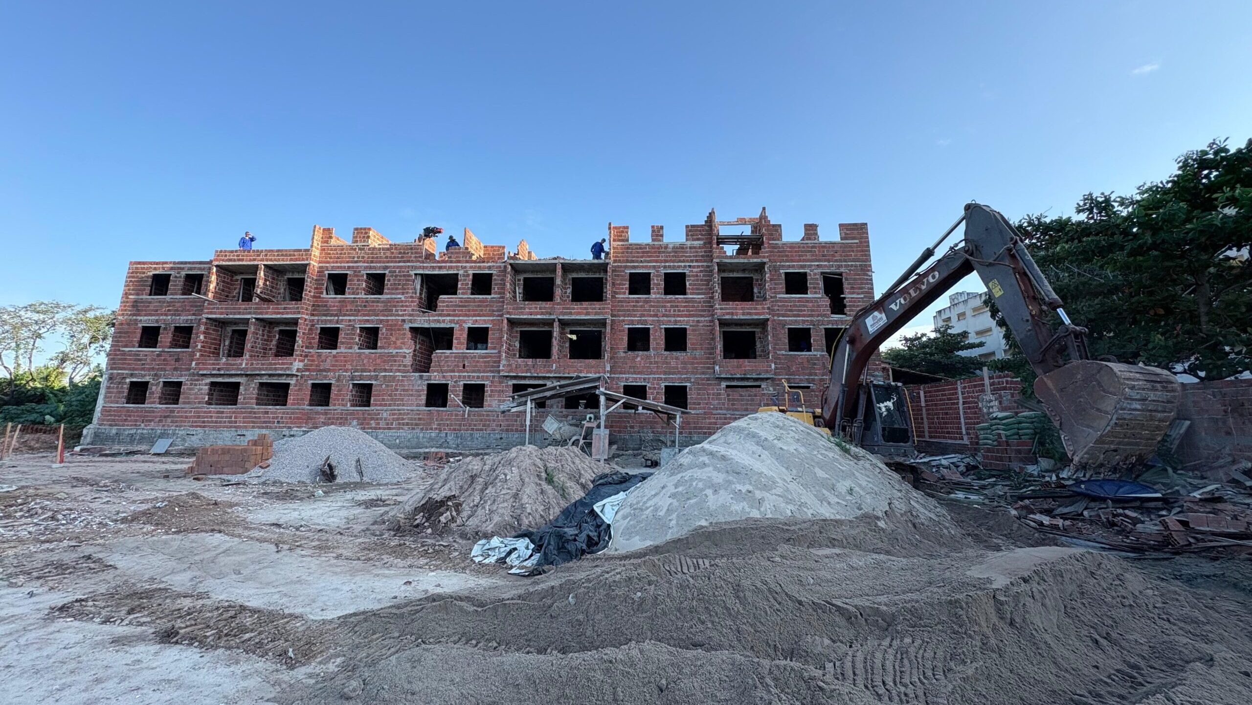 Condomínio residencial construído de forma irregular na Maraponga é demolido pela Agefis